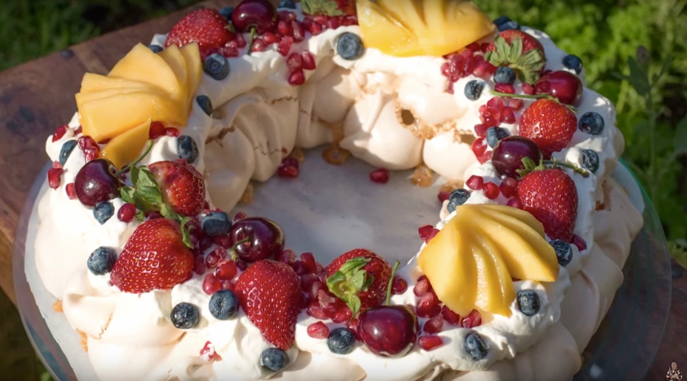 Berry Merry Christmas PAVLOVA ♫♪ - Steve's Kitchen