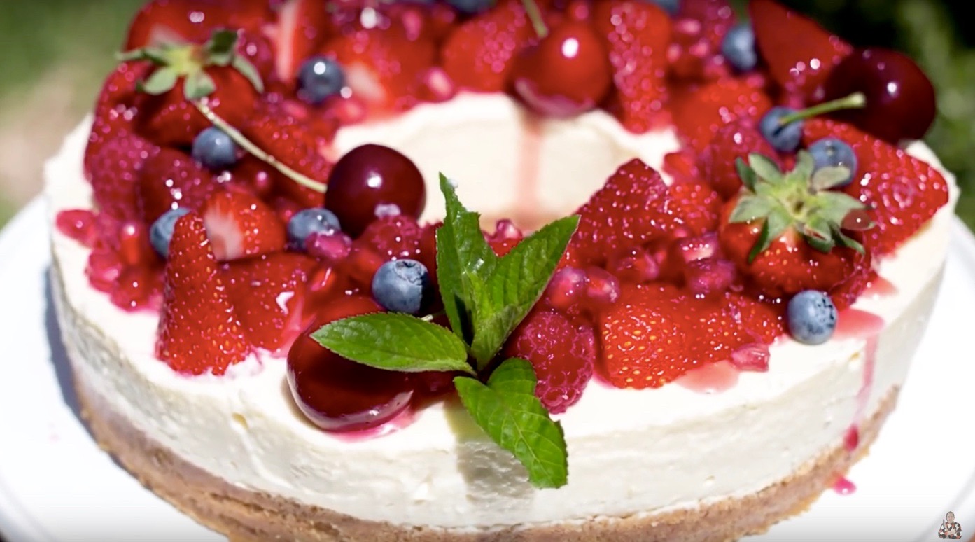 BERRY CHRISTMAS CHEESECAKE - With Spice Base - Steve's Kitchen